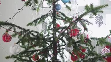 窗前装饰着时髦的圣诞树。 慢动作。 3840x2160